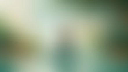 personne assise en lotus au centre d'un étang entouré de  fleurs et de nature, illustrant la kinésiologie et ses bienfaits : réduction du stress, équilibre du système nerveux, harmonie du corps et de l'esprit.