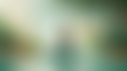 personne assise en lotus au centre d'un étang entouré de  fleurs et de nature, illustrant la kinésiologie et ses bienfaits : réduction du stress, équilibre du système nerveux, harmonie du corps et de l'esprit.