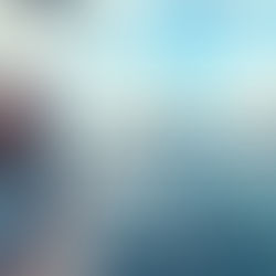 Femme assise sur un bateau en bois, portant une robe bleue et un chapeau, regardant l'horizon sur une mer agitée. Inspirant la sensibilité et la confiance