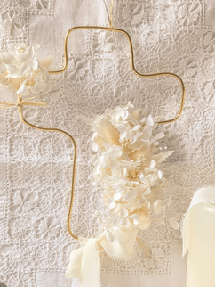 Croix en fil aluminium doré ornée de fleurs séchées, décoration baptême artisanale