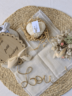 Coffret naissance avec veilleuse prénom, bouquet de fleurs séchées, bougie, plaque dressing