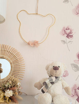 Inspiration murale chambre bébé bohème avec matières naturelles et objets faits main