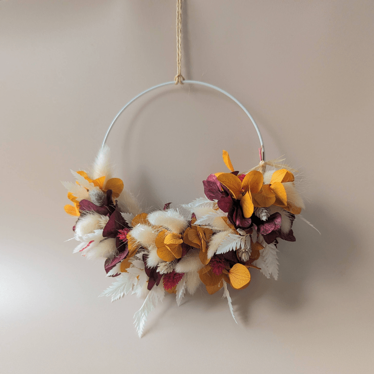 Comment associer les couleurs de fleurs séchées ? Conseils pour créer une décoration harmonieuse.