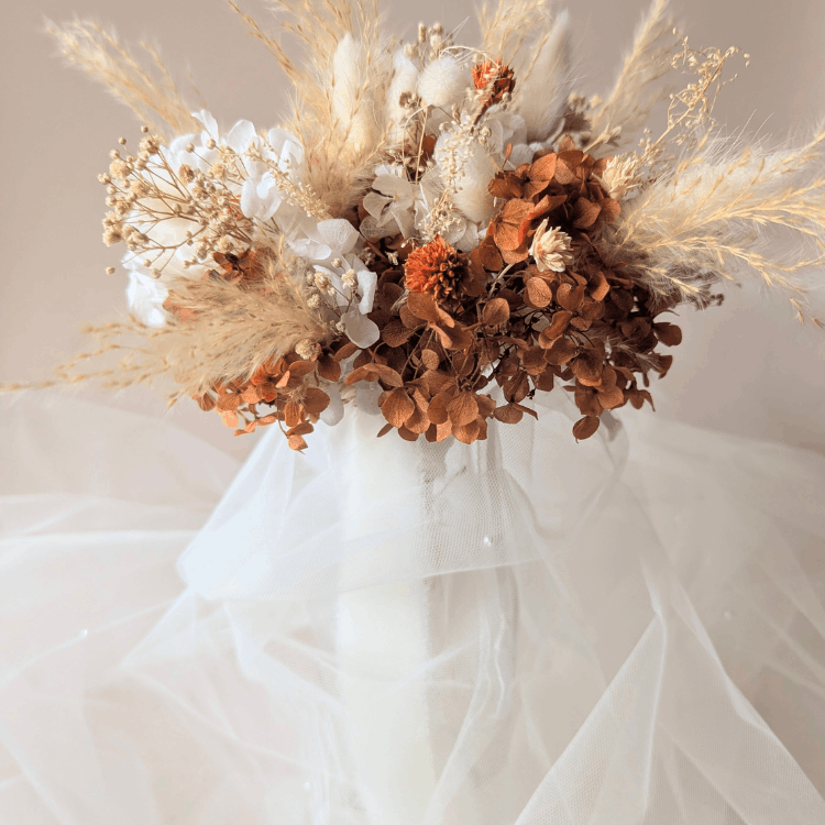 Miniature : Bouquet de mariage artisanal en fleurs séchées aux tons terracotta, crème et nude