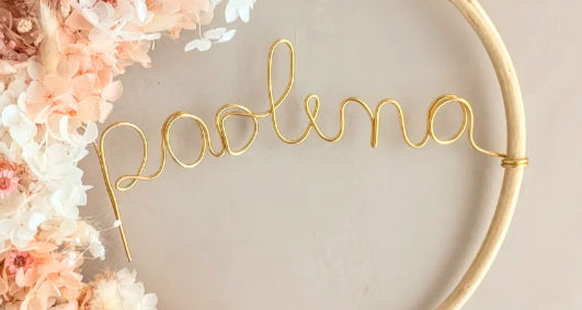 Prénom en fil aluminium doré façonné à la main pour une couronne prénom personnalisée