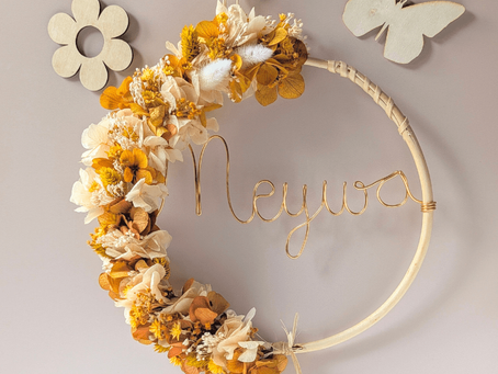 Couronne prénom en fleurs séchées : une décoration personnalisée pleine de sens