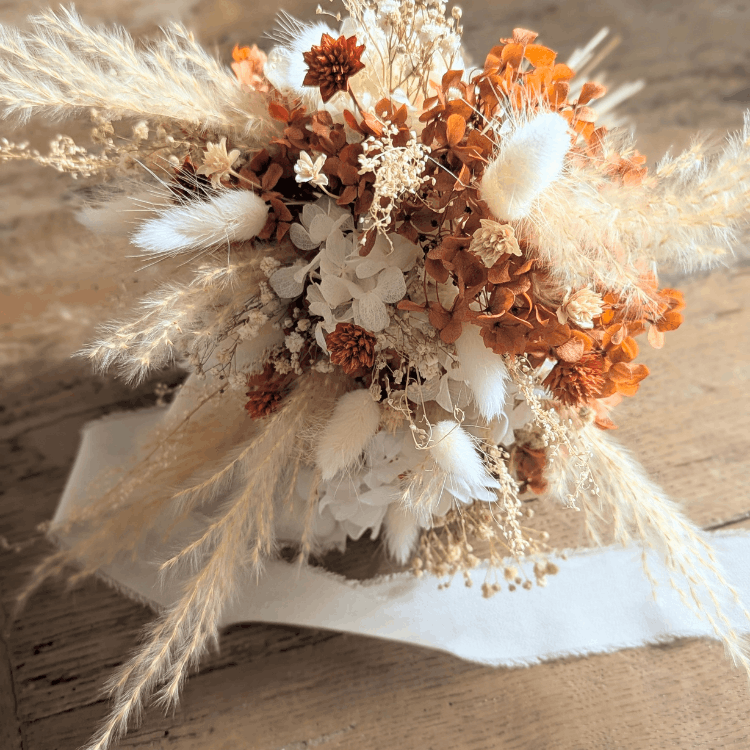 Miniature : Bouquet de mariée en fleurs séchées style bohème avec hortensia stabilisé et lagurus