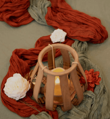 Décoration de mariage terracotta avec textile, fleurs et lanterne en bois