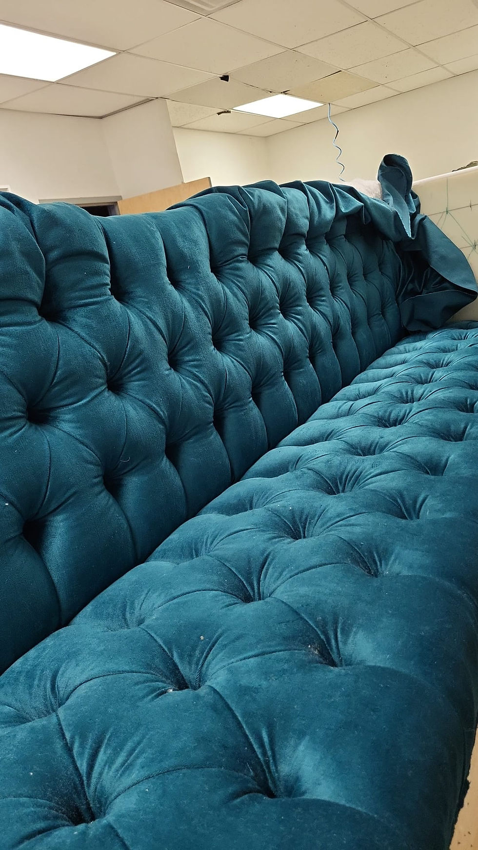 Vista a nivel de ojo de una mesa de madera restaurada con acabado brillante y detalles personalizados