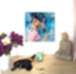tableau féminin accroché au mur