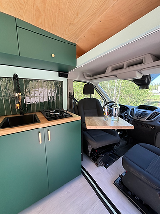 vihreä kustomoitu vanset retkipaku kuparisilla ja mustilla yksityiskohdilla