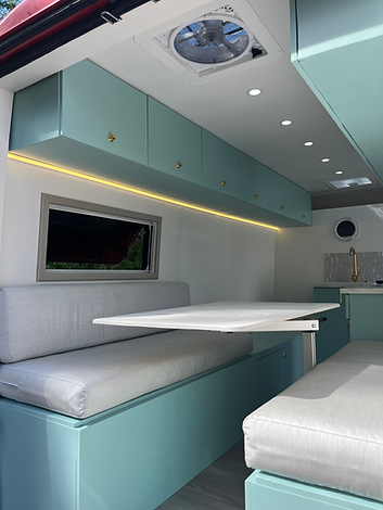 Käsin rakennettu omavalmiste matkailuauto tyhjästä pakettiautosta tehty pakuprojekti.