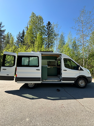 valkoinen fiat ducato L2H2  kustomoitu matkailuauto pakettiautosta vanset