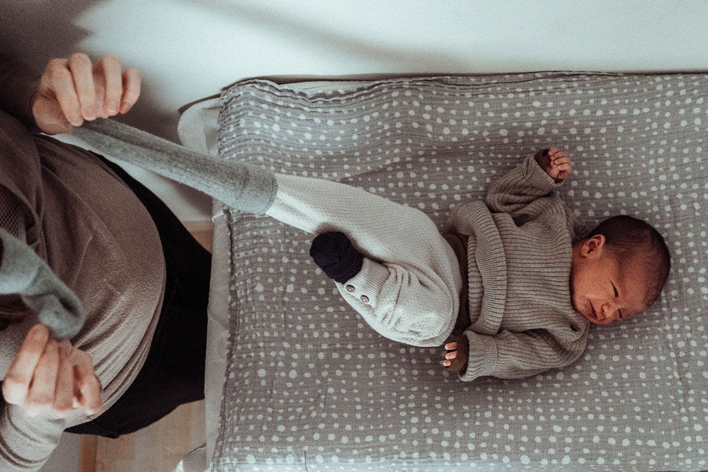 Baby, das gerade gewickelt wird