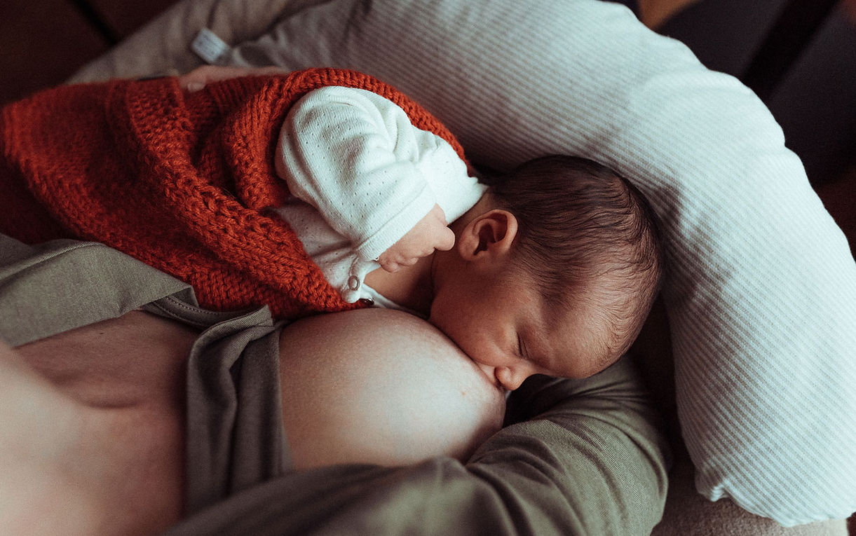 Mutter stillt ihr neugebohrenes Baby