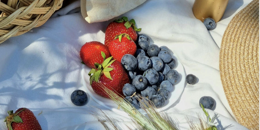 Frutas del bosque en picnic al aire libre