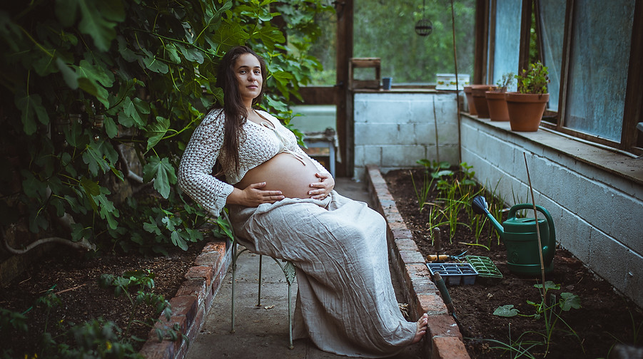 Maternity shoot in nature