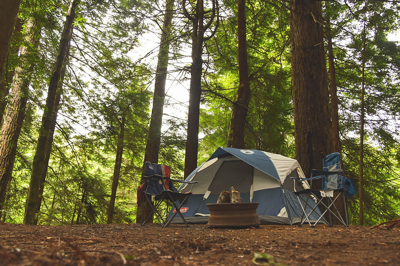 Tente dans camping nature