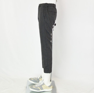 Ｃ．グレーパンツ横