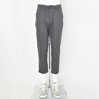 C.グレーパンツ前