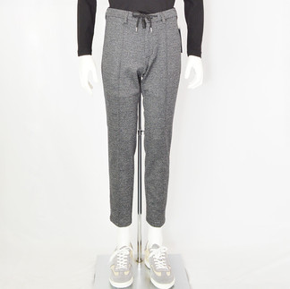 ブラウンパンツ前