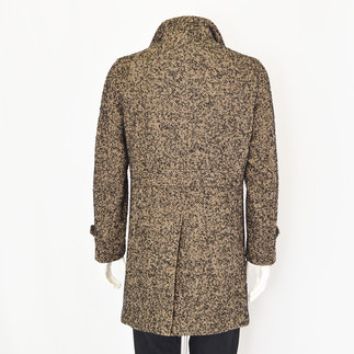 ベージュコート後ろ