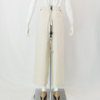 ベージュパンツ後ろ