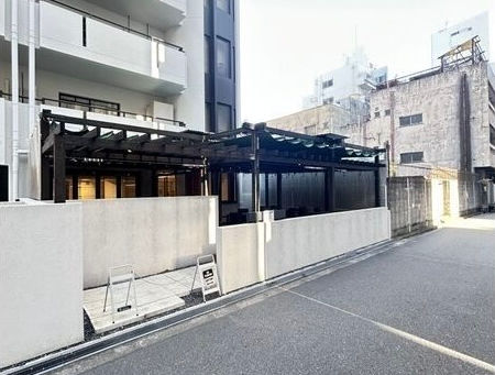 【商談有】造作譲渡金=0円! ウッドデッキテラス席付きのカフェ居抜き店舗(約18.36坪)