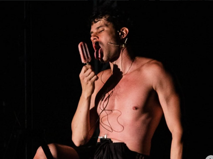 NO GLOBO: Vinicius Teixeira reina absoluto em monólogo sobre a solidão do homem gay