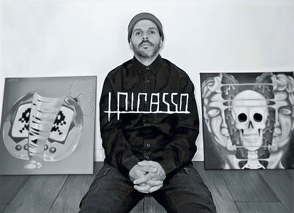 Artista Lppicasso con sus obras: retrato monocromático.
