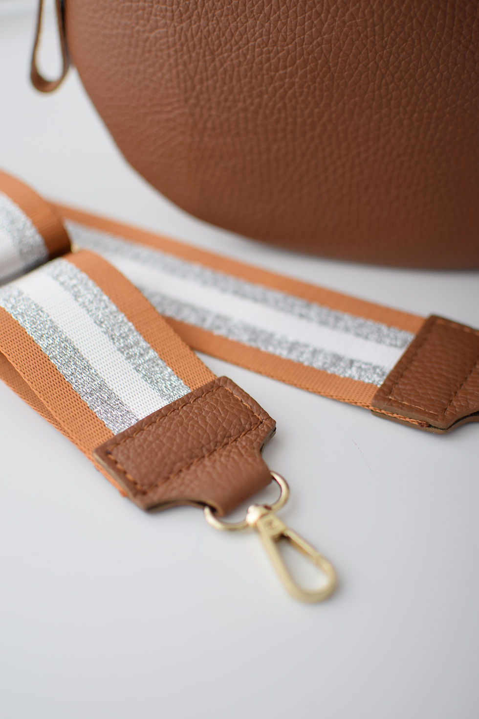 Miniaturbild: CROSSBODY 0182