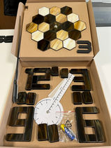 Tiffany technikával készült hatszögletű üvegelemes falióra csomagolásban, szépen elrendezett üvegszámokkal és óramutatókkal.
