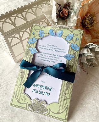 Bryllupsinvitasjon i flere lag og art nouveau-inspirert design