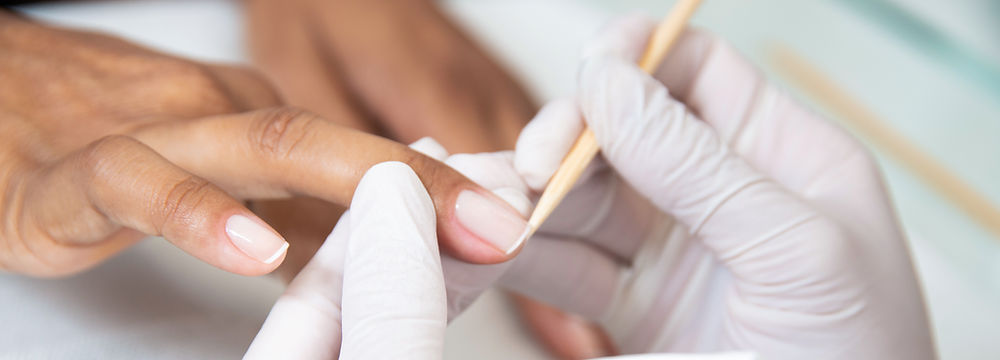 Apprenez les bases de la préparation de l'ongle et de la manucure simple