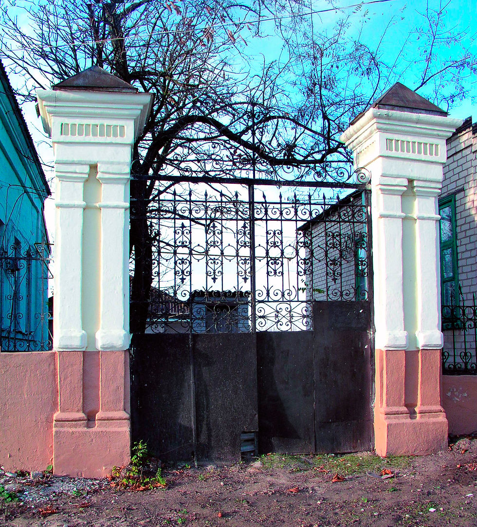Ворота біля сільради. Архівне фото Сергія Дяченка