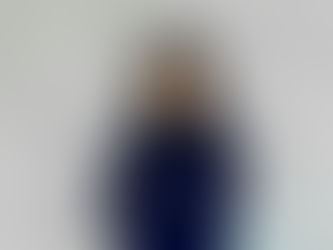 Mitarbeiterin vor grauen Wand