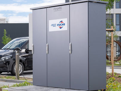 Grauer Ladeschrank auf Parkplatz mit mehreren Ladepunkten