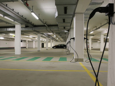 Parkhaus mit Ladepunkten