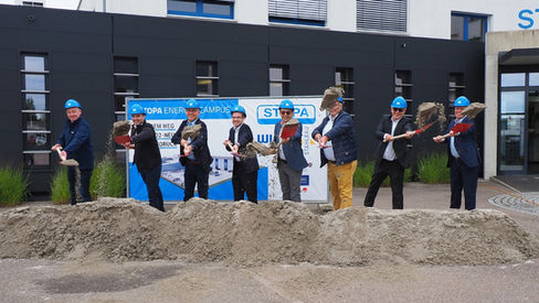 Mitarbeiter auf einer Baustelle mit Schaufeln in der Hand