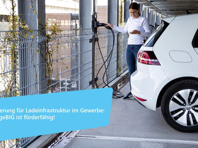 Frau an Ladesäule und möchte ihr Auto laden