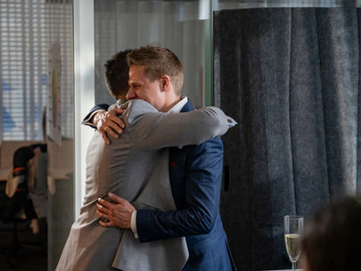 chargeBIG Mitarbeiter umarmen sich