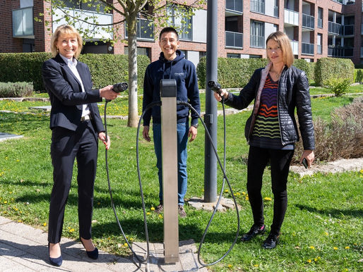 Leute an Ladesäule von chargeBIG