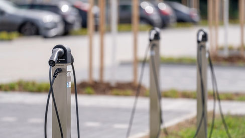 Mehrere Ladesäulen auf einem Parkplatz