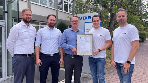 Mitarbeiter mit Urkunde