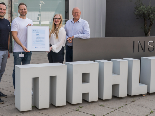 Mitarbeiter mit Zertifizierung in der Hand