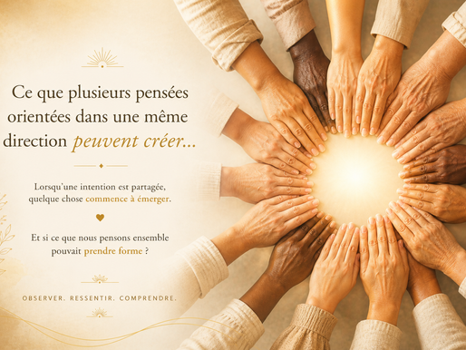 Mains de différentes personnes réunies en cercle symbolisant la puissance de la pensée collective et l’intention partagée en développement personnel