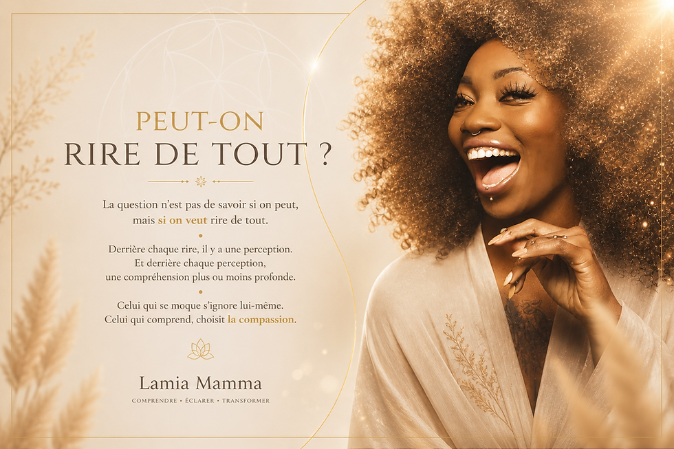 Femme souriante dans une lumière dorée représentant la réflexion sur le rire, la perception et le niveau de conscience dans l’article Peut-on rire de tout de Lamia Mamma