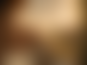 Femme vue de dos avec une coccinelle posée sur son épaule, illustrant la symbolique de la Bête à Bon Dieu comme signe de foi, de protection et de transformation intérieure.