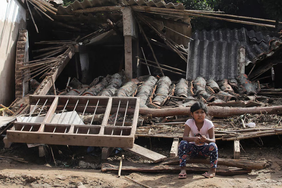 Una niña sentada al lado de su casa destruida por un deslizamiento tras una torrencial lluvia en Achira, Santa Cruz, Bolivia. Foto: REUTERS/Ipa Ibanez - Infobae