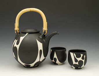 5) B/W Teapot and cups, 7.5" to lid.